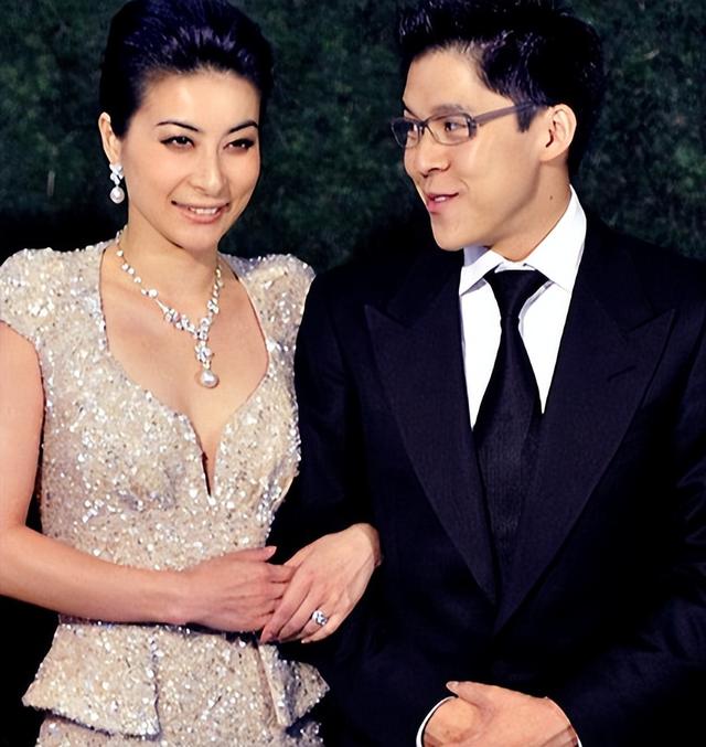 霍启刚高调官宣喜讯仨月，郭晶晶再破天花板	，让整个贵妇圈沉默了