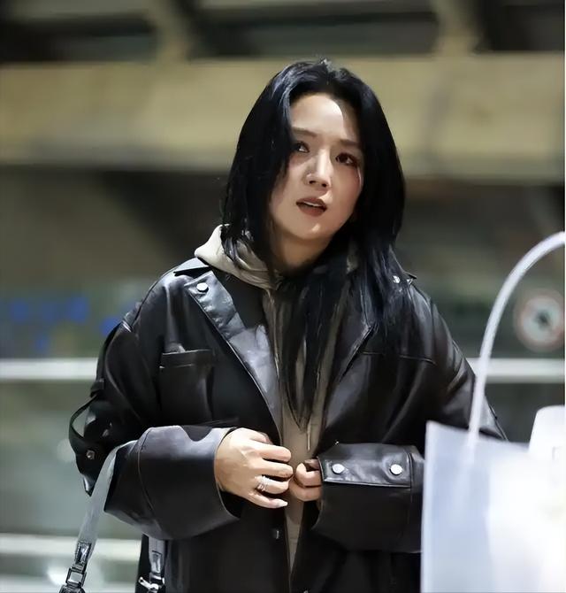 39岁何洁不忍直视，腋下勒出副乳肚子三层肉，要养4个娃操劳疲惫