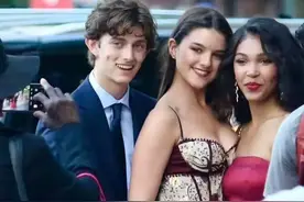 阿汤哥18岁女儿恋爱了！小情侣共赴毕业舞会，少年一头卷发好文艺图片