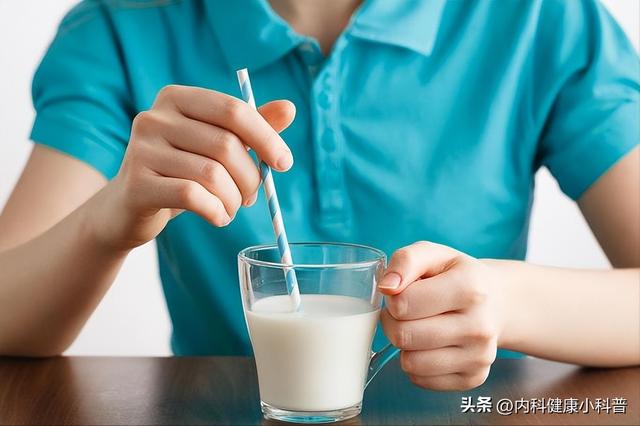 牛奶再次受到关注！医生发现：糖尿病患者喝牛奶时，多注意这5点