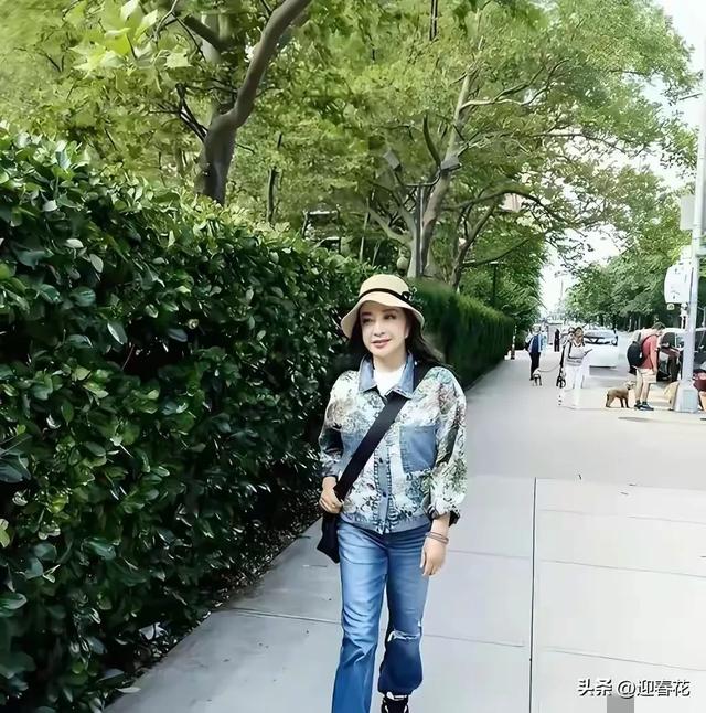 74岁刘晓庆散步，穿破洞牛仔裤，戴草帽，看起来像50，精神很好