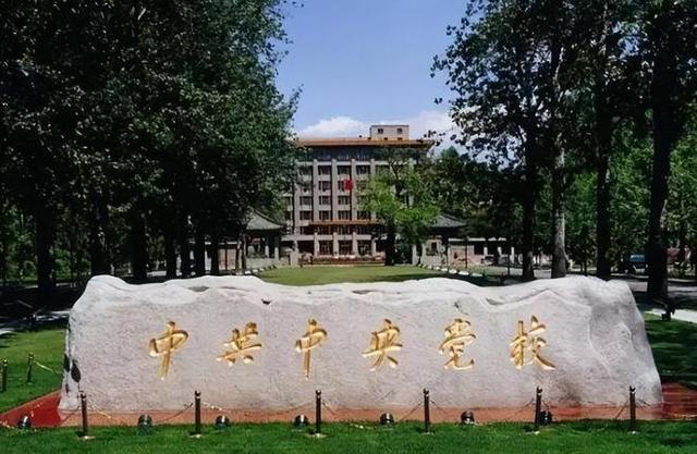 谁先下车谁就输！神奇的北京地铁4号线，一眼放去都是985名校