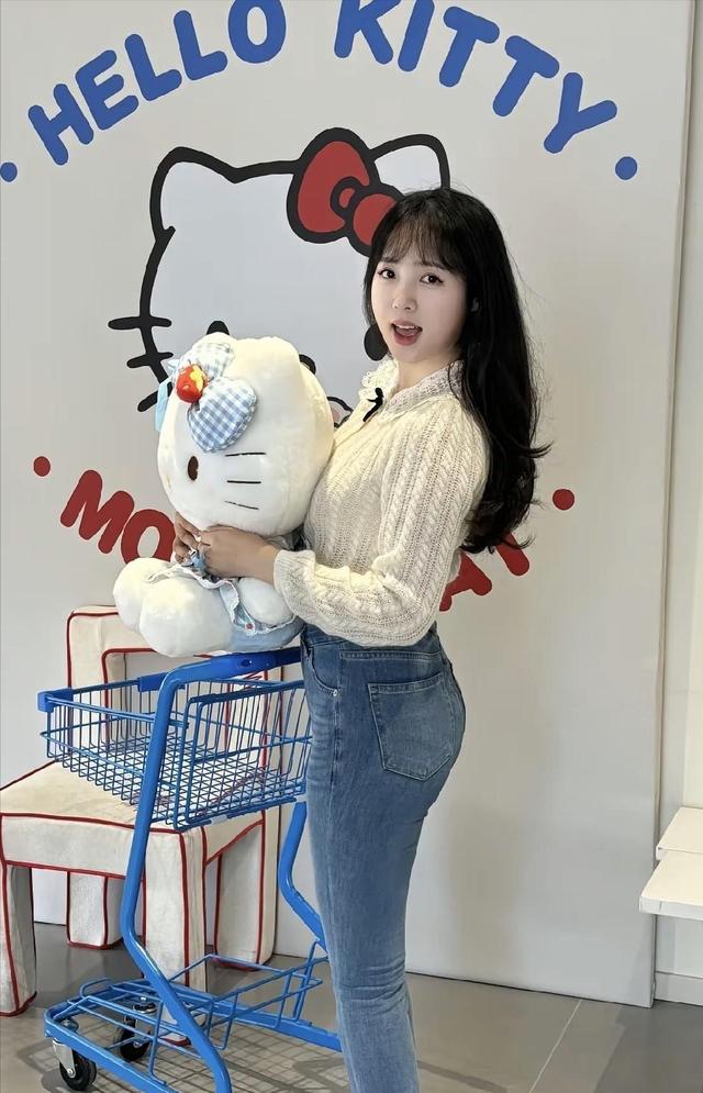 她长相虽然不是特别好，但身材比例是真好	，看面相是个过日子的人