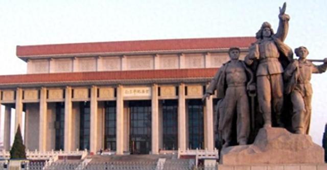 人民坚决反对,将主席纪念堂与人民英雄纪念碑,迁至八宝山革命公墓