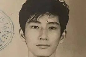 他身高1.88是亚视三雄之一，曾获赞最有台型，夫妻皆面嫩保养有招图片