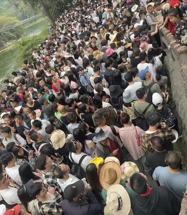 贵州已经失守！全国游客这哪是来避暑？这是来攻占城邦，人潮汹涌