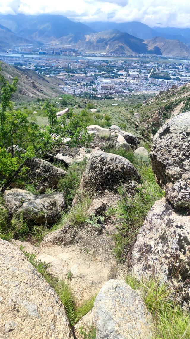 爬拉萨哲蚌寺后山，从海拔3600米到山顶5300米，上下20公里