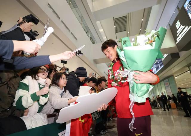 U23国足亚军回国	，机场展示“让对手忌惮未来”T恤，这底气在哪？