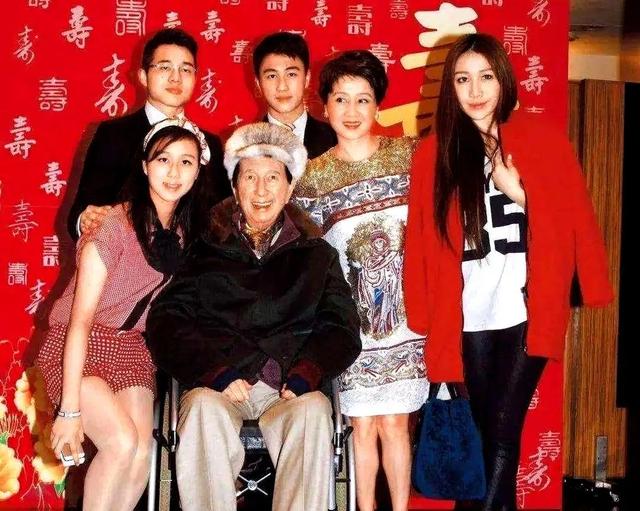 四太梁安琪带老母亲马来度假，梁妈妈出镜好贵气，祖孙仨吃路边摊