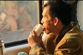 十年讨薪无人问，啃个萝卜天下知，萝卜大叔讨薪路!图片
