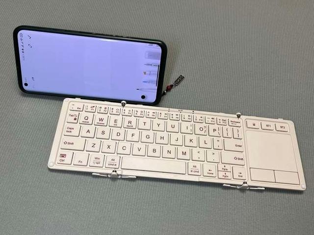 轻盈折叠，畅连三设备，BOW三折叠蓝牙键盘测评