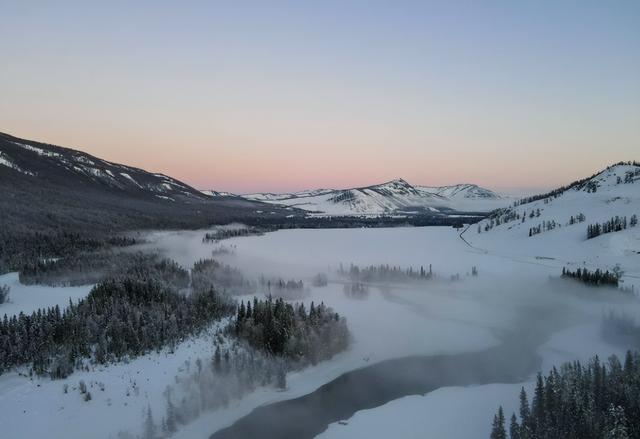 新疆与俄罗斯交界有个县，出了三个世界级景点，风景绝美不输瑞士