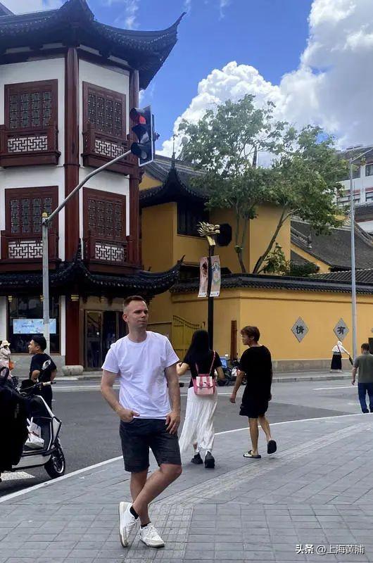 边拍边画丨汉服、二次元……中外游客争相来这打卡