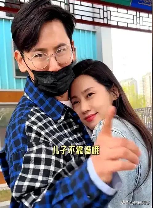 秋瓷炫回北京儿子不欢迎，瘦成皮包骨公公给买小笼包，秋拥抱感谢