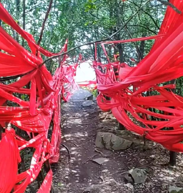 秭归长阳巴东交界的香龙山，香火旺盛，那里风景怎样？会开发么？