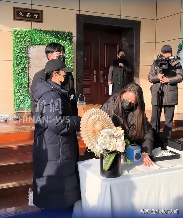 何晴葬礼今日举行！儿子捧骨灰遗像，落泪追忆母亲，许亚军没露面