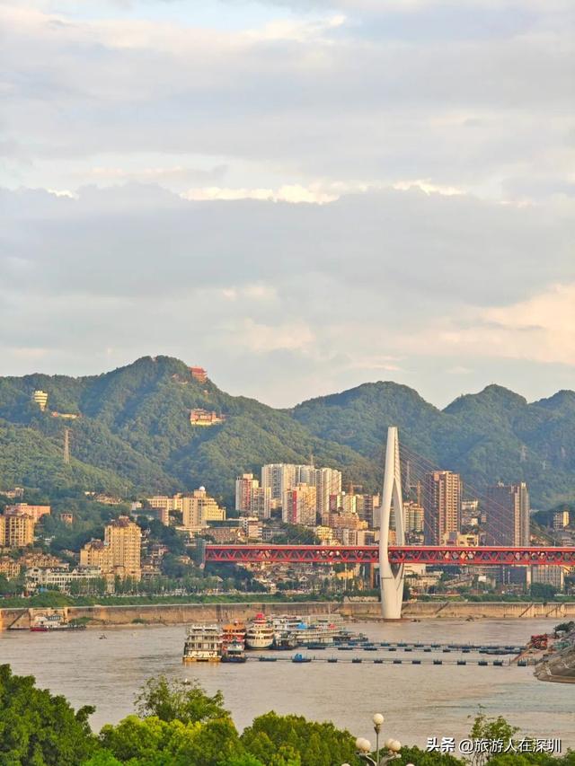 第一次到重庆旅行，从旅游大巴上看街道及建筑，魔幻城市名不虚传
