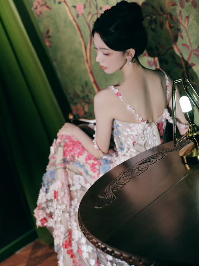 身穿花裙 风情万种的陈瑶