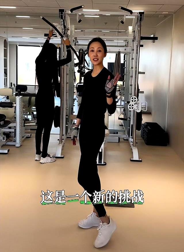 李纯婚后放纵开始还债了，健身累到大腿颤抖，带上北京爷们一起练