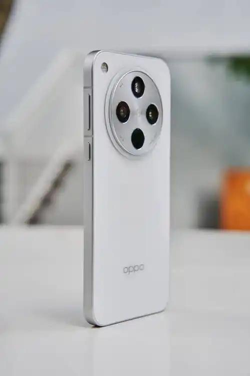 不只是性价比，雷军多次提及iPhone，小米、华为们都在打什么算盘