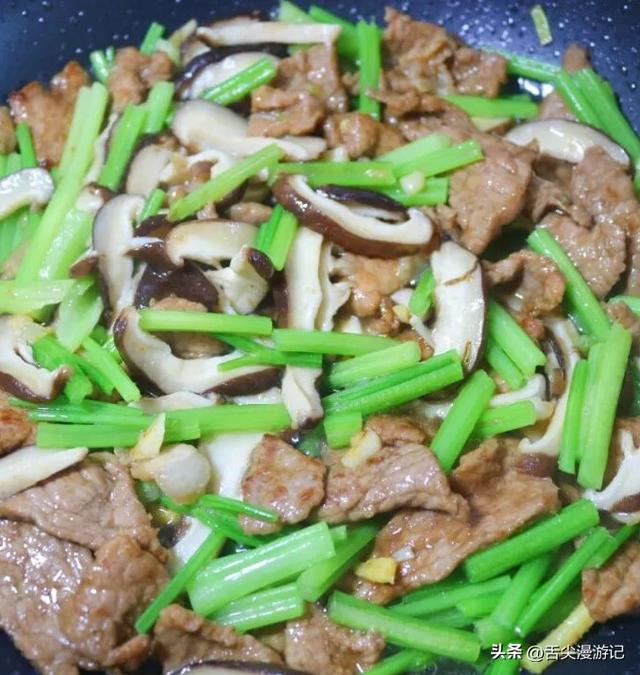 4种家常食材！芹菜香菇炒肉片鲜香下饭，全程大火快炒超入味
