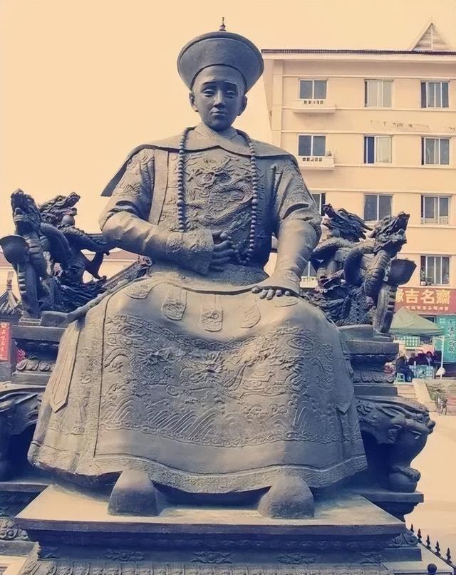 2005年沈阳，皇寺广场上的清十二帝像