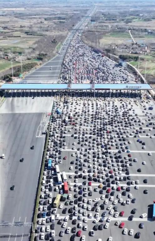 堵车18小时：我们不是在度假，在献祭一场全国统一的“行为艺术”