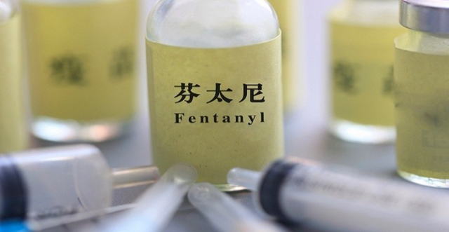 特朗普举着孩子照片，对哭泣的母亲承诺：我相信中国会执行死刑的