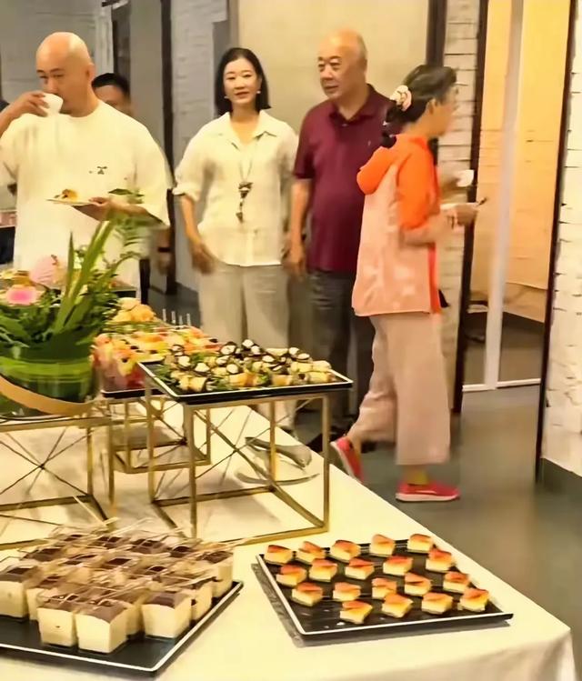 58岁宋祖英罕见露面，短发造型惊艳皮肤好，与院士同框显超然气质