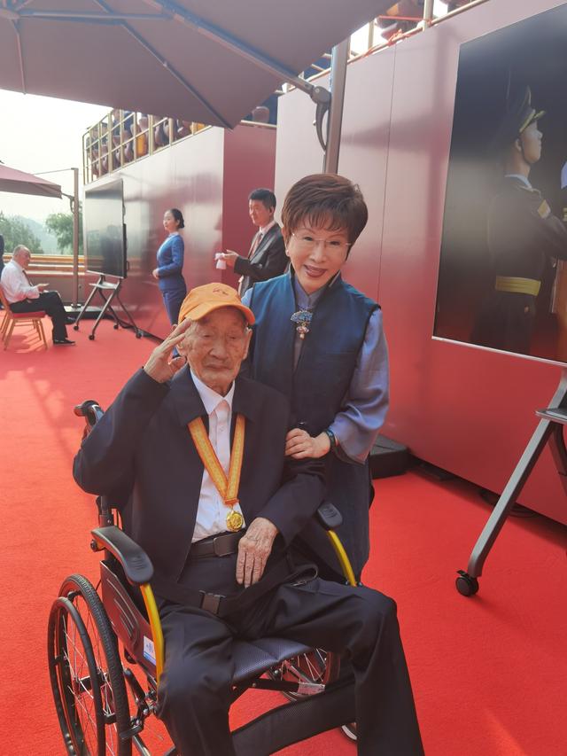 民进党破大防！洪秀柱不但出席阅兵，座次还不简单，宋楚瑜提要求