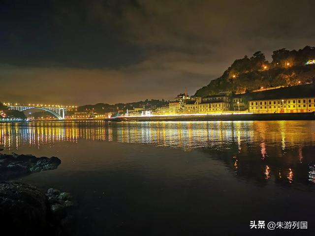 石板路和葡萄酒，是在波尔图遇见最地道的葡萄牙