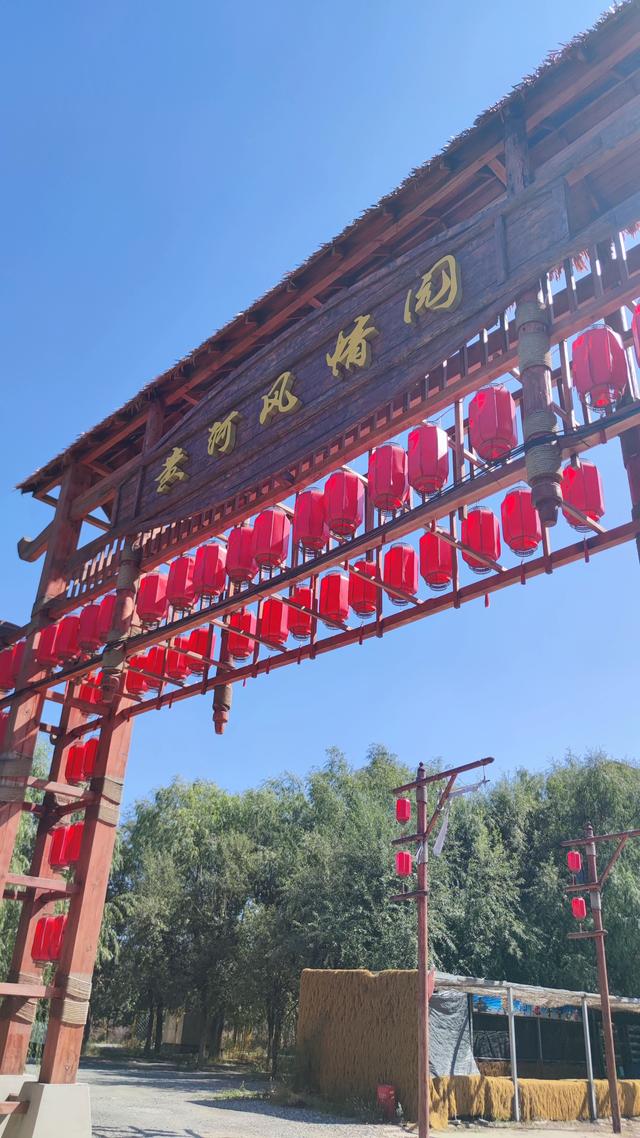 包头天下黄河第一村，靠着黄河边，风景还是不错的