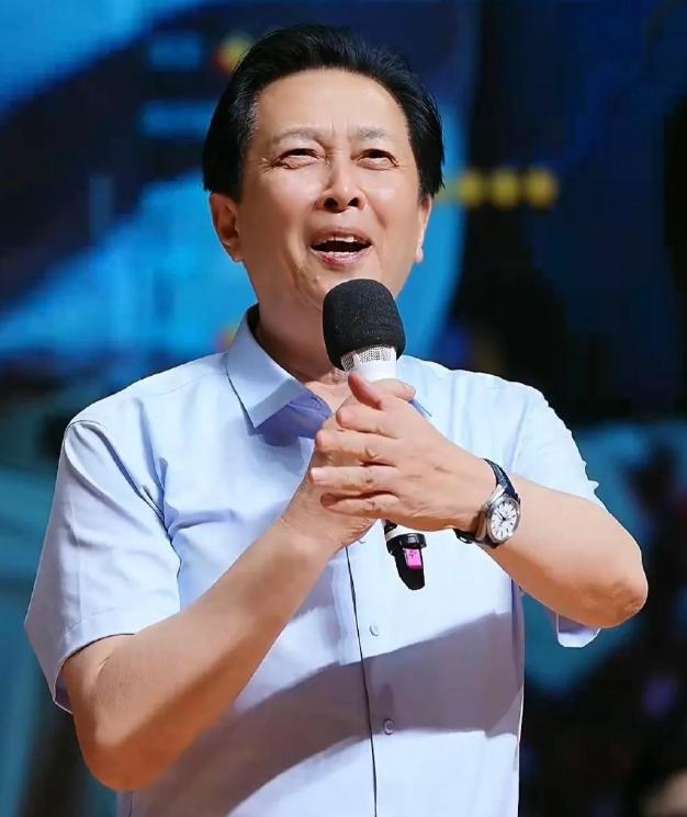 唐国强的“糟心事”：两个儿子都是残疾，难怪他73岁也不敢退休！