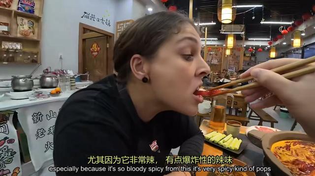 2000万外国人涌入中国，重庆大街被老外占满，他们的目的只有一个