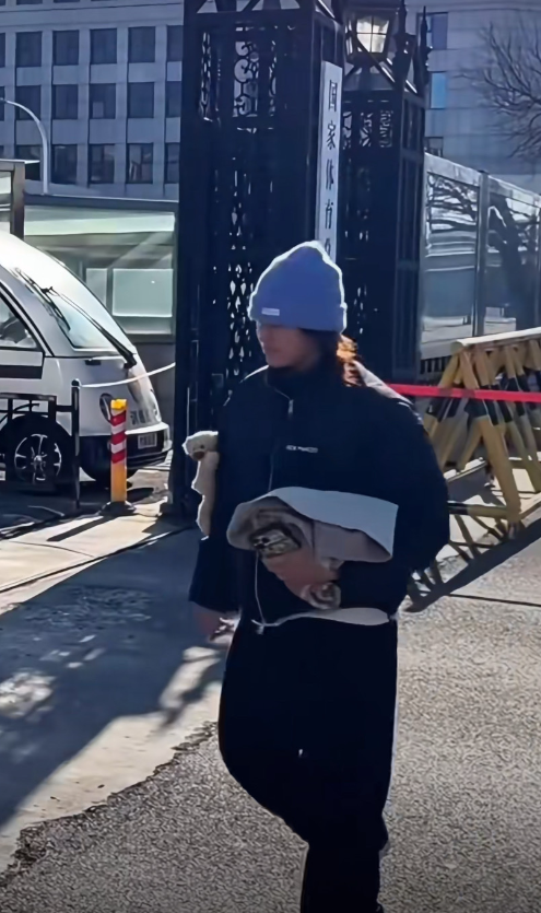 全红婵现身国家体育总局，长发造型美出新高度，陈若琳这次没来接