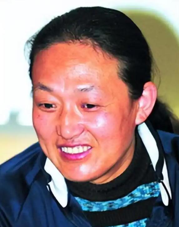 她是9枚金牌的冠军，被教练下药终身不育，退役后当搓澡工嫁和尚