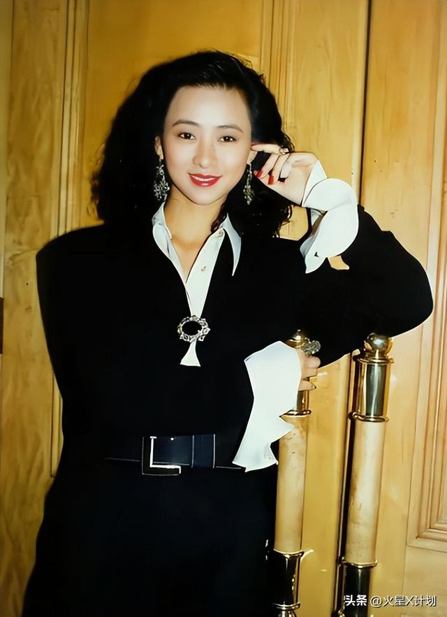 她出身清华大学，因拍三级片与父母决裂，如今不让女儿进娱乐圈