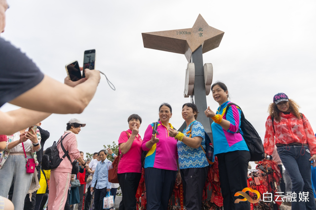 风车转动祝福，歌声飘荡山间！大批市民游客登白云山祈安康