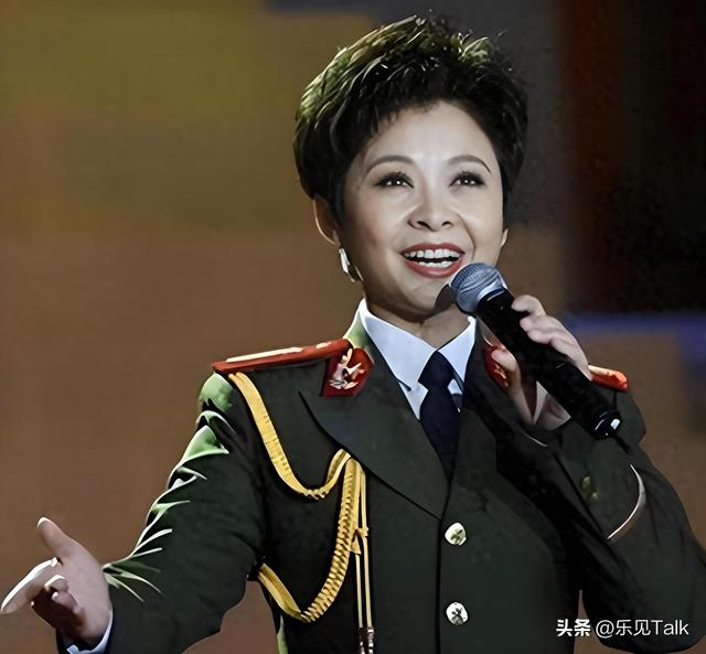 62岁毛阿敏和63岁董文华罕见同框！一个豪门守寡，一个风韵犹存