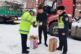 货车司机被困高速 娄烦交警送上食物和热水图片