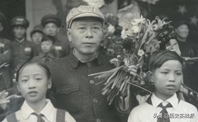 1958年，李井泉陪毛主席冒雨视察隆昌，主席笑称：我们都是黑炭头