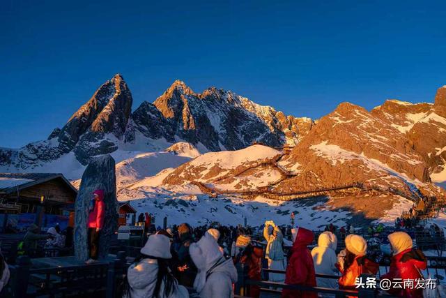 见者好运！玉龙雪山“日照金山”