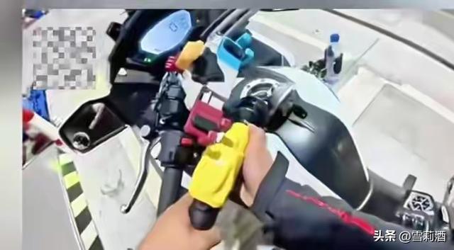 摩友故意喷洒燃油后续：车主狂妄真容曝光社死，女孩辞职惹众怒