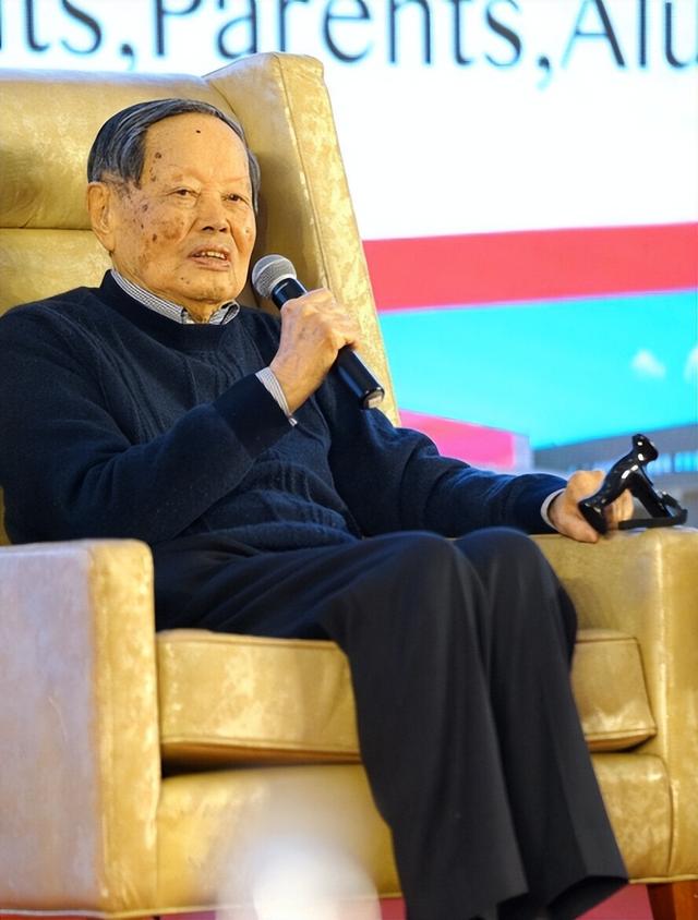 翁帆没想到，人情世故、江湖地位在杨振宁告别仪式上体现淋漓尽致