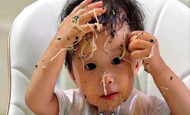 孩子超过这个月龄，就一定要自己吃饭，父母别等娃变笨后才后悔