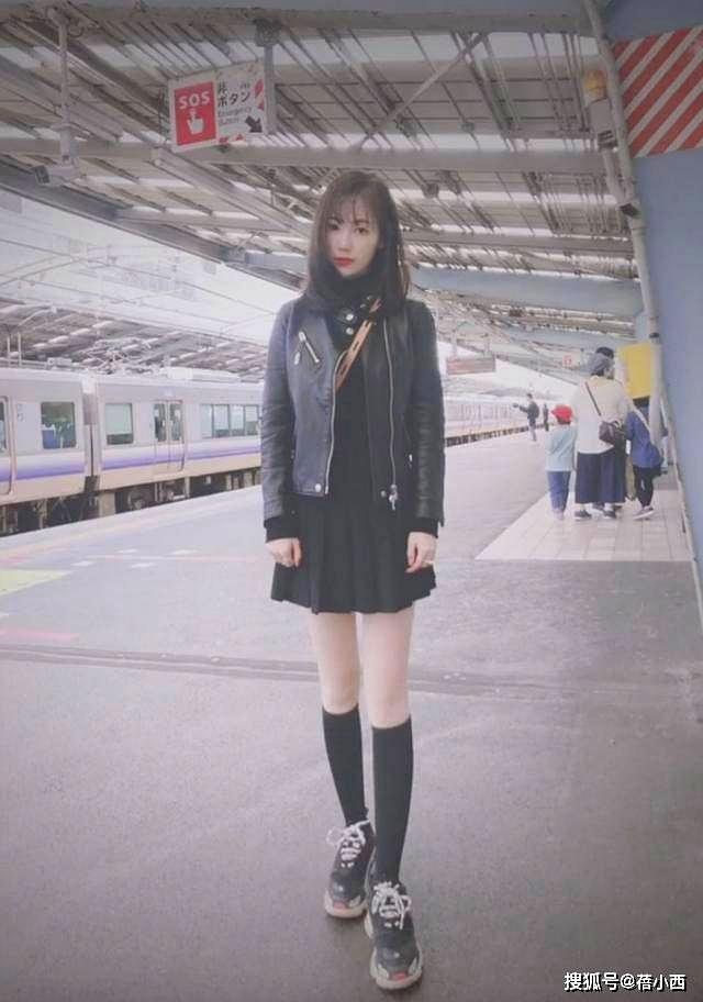 马蓉离开王宝强9年后更美了！穿搭时髦秀豆腐腿，越活越像大明星