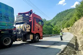 外地大货车误入小路进退两难 保康警方施以援手图片