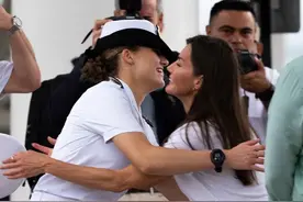 惊喜！莱昂诺尔公主终于和母亲重聚，母女二人深情拥抱，太温馨！图片