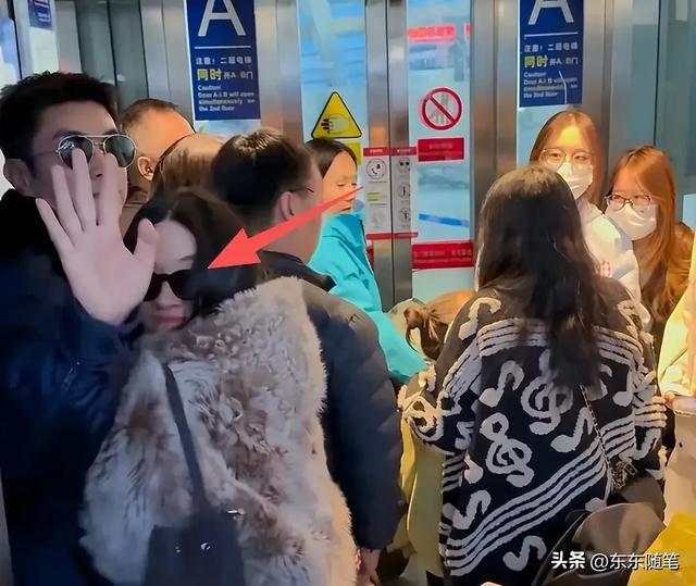 45岁霍思燕跟杜江同框回京,皮草配靴子穿搭老土,五官男相认不出