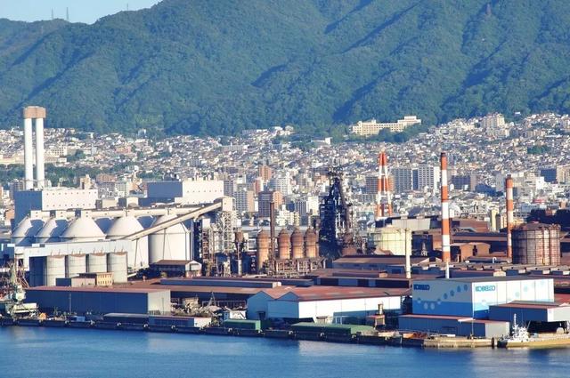 高市早苗另辟蹊径，大幅提高强军预算，我们低估了这场“阳谋”！